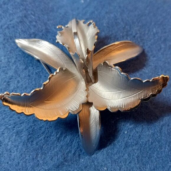 Vintage Giovanni Flower Iris Silver Tone Metal Brooch Cottagecore Grandmacore - Picture 1 of 5